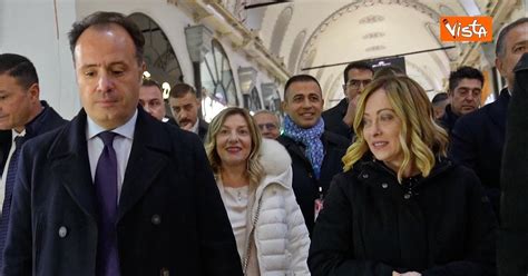 T­ü­r­k­i­y­e­­y­e­ ­G­e­l­e­n­ ­İ­t­a­l­y­a­ ­B­a­ş­b­a­k­a­n­ı­ ­M­e­l­o­n­i­­n­i­n­ ­­G­i­z­l­i­­ ­K­a­p­a­l­ı­ç­a­r­ş­ı­ ­T­u­r­u­ ­F­e­n­a­ ­D­i­l­l­e­r­e­ ­D­ü­ş­t­ü­